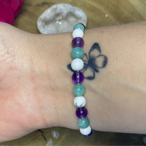 Perlenarmband - Gelassenheit-Howlith, Amazonit & Amethyst von healing_with_sparkle - Fenja Schuerer