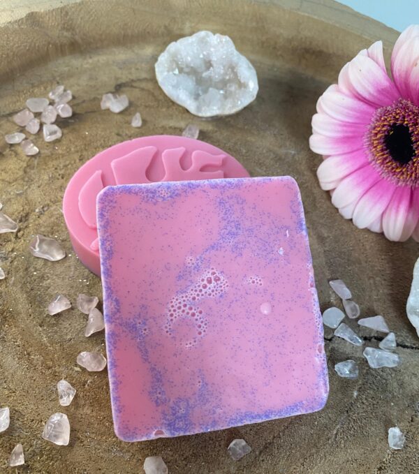 Erdbeer-Seife_von healing_with_sparkle - fenja schuerer